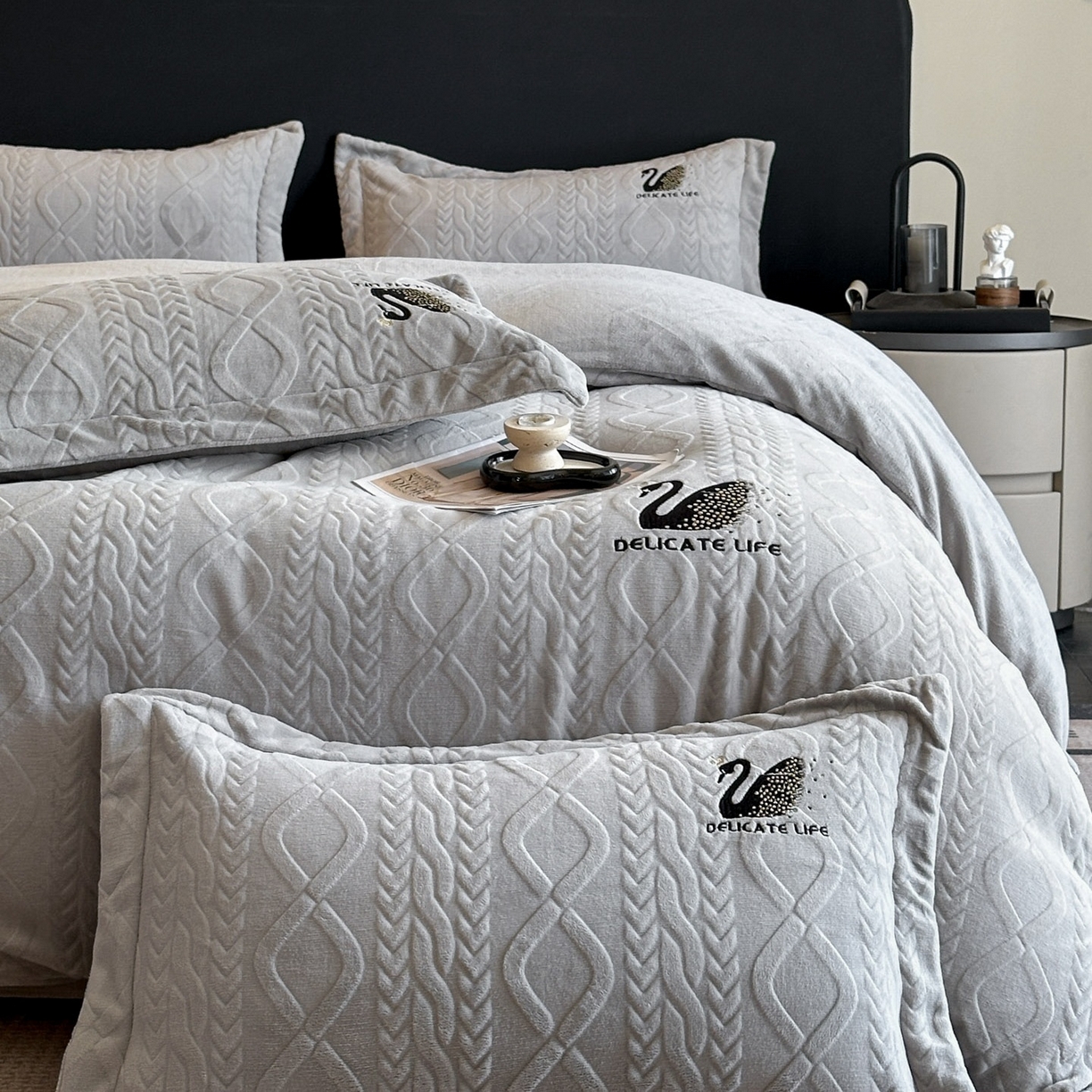 91家纺网 家纺一手货源 找家纺 爱家（原缔乐家纺） 2025新款A类牛奶雕花绒四件套 保罗-黑天鹅系列 黑天鹅-高雅灰