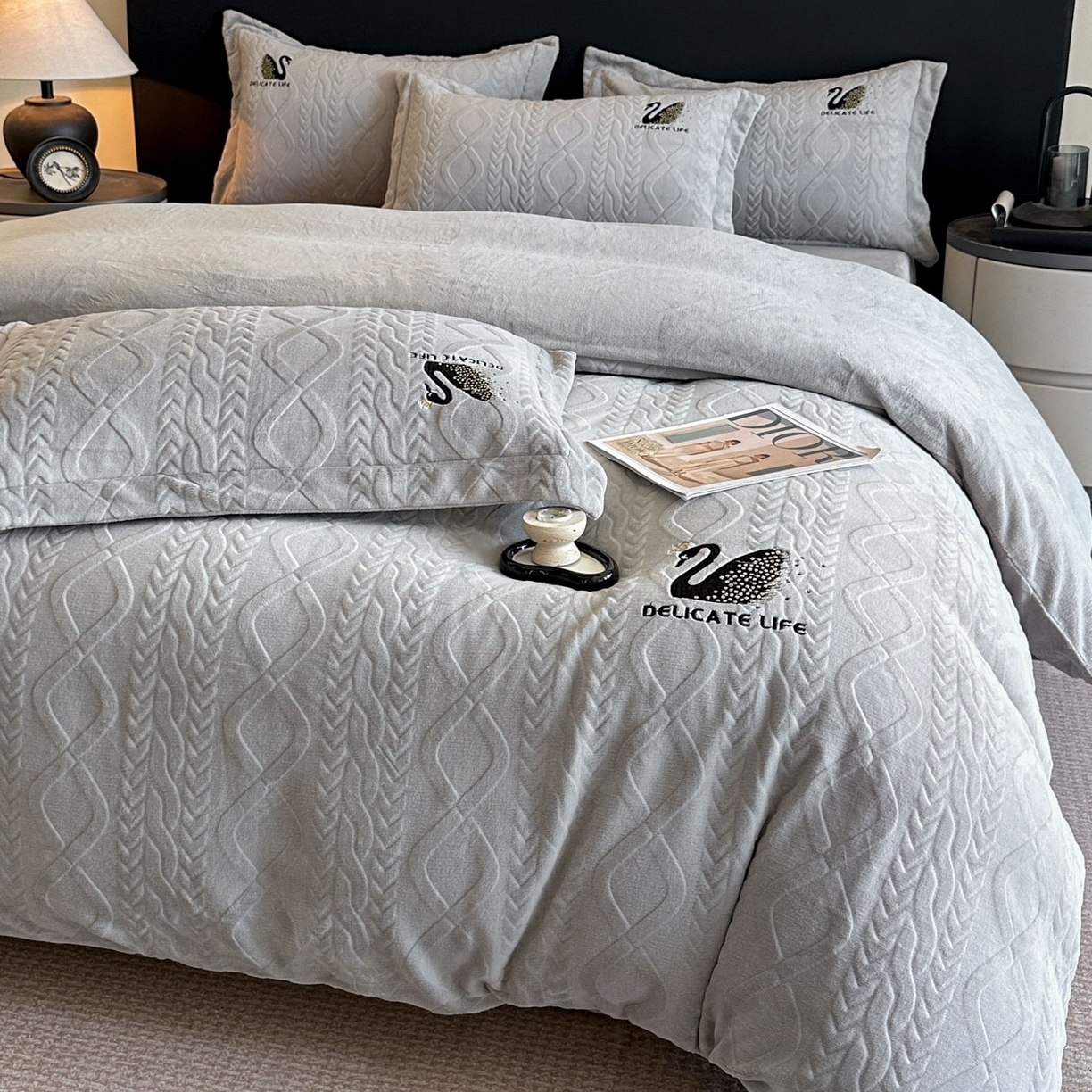 91家纺网 家纺一手货源 找家纺 爱家（原缔乐家纺） 2025新款A类牛奶雕花绒四件套 保罗-黑天鹅系列 黑天鹅-高雅灰