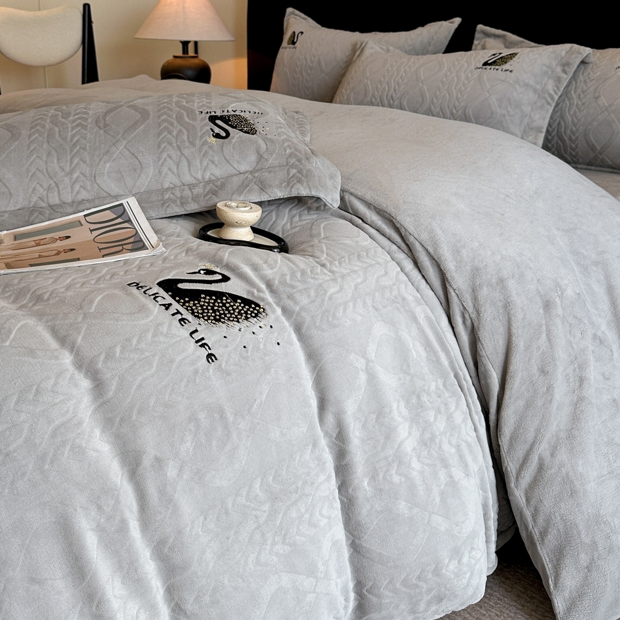 91家纺网 家纺一手货源 找家纺 爱家（原缔乐家纺） 2025新款A类牛奶雕花绒四件套 保罗-黑天鹅系列 黑天鹅-高雅灰