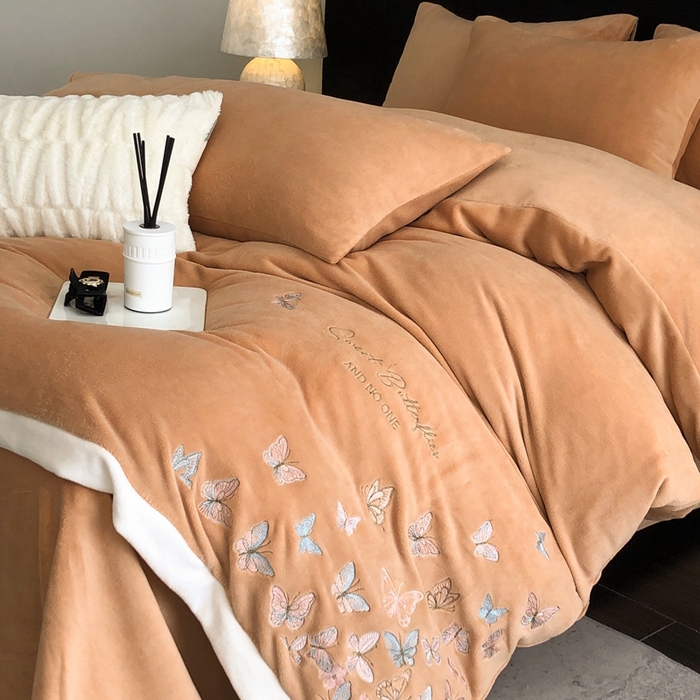 91家纺网 家纺一手货源 找家纺 新印象 2025秋冬新款宽边高克重牛奶绒绣花款四件套 蝶之舞-橙