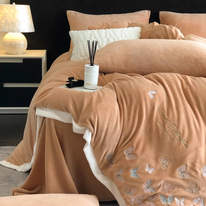 91家纺网 家纺一手货源 找家纺 新印象 2025秋冬新款宽边高克重牛奶绒绣花款四件套 蝶之舞-橙