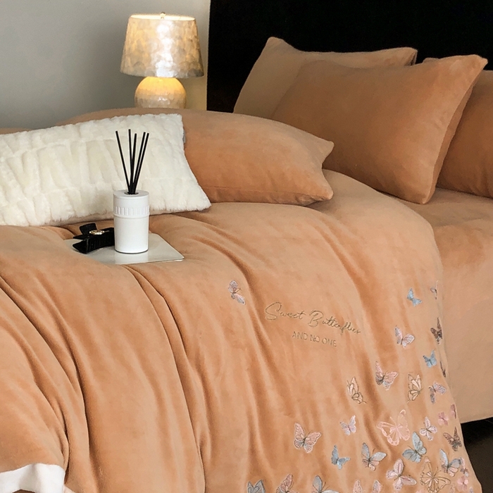 91家纺网 家纺一手货源 找家纺 新印象 2025秋冬新款宽边高克重牛奶绒绣花款四件套 蝶之舞-橙