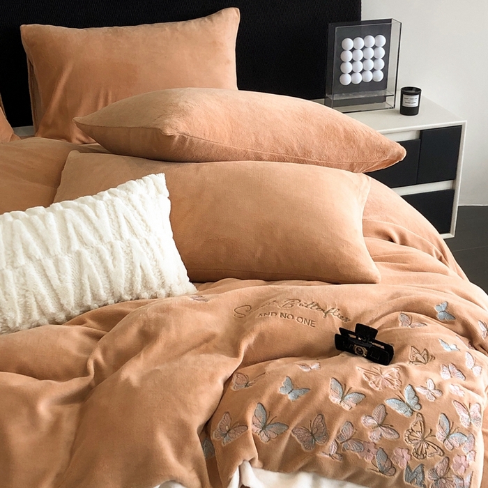 91家纺网 家纺一手货源 找家纺 新印象 2025秋冬新款宽边高克重牛奶绒绣花款四件套 蝶之舞-橙