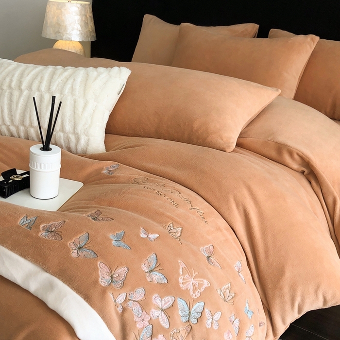 91家纺网 家纺一手货源 找家纺 新印象 2025秋冬新款宽边高克重牛奶绒绣花款四件套 蝶之舞-橙