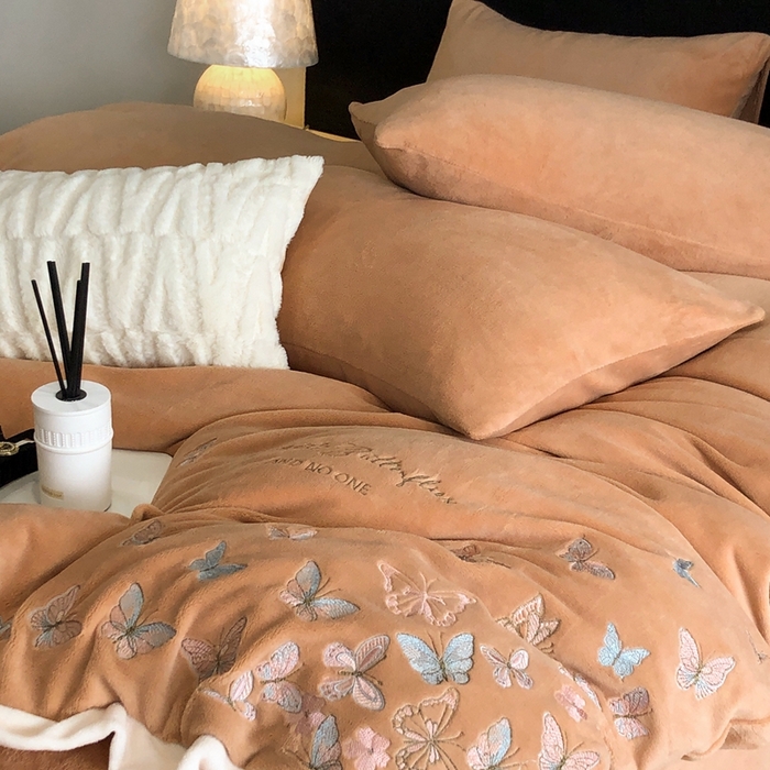 91家纺网 家纺一手货源 找家纺 新印象 2025秋冬新款宽边高克重牛奶绒绣花款四件套 蝶之舞-橙