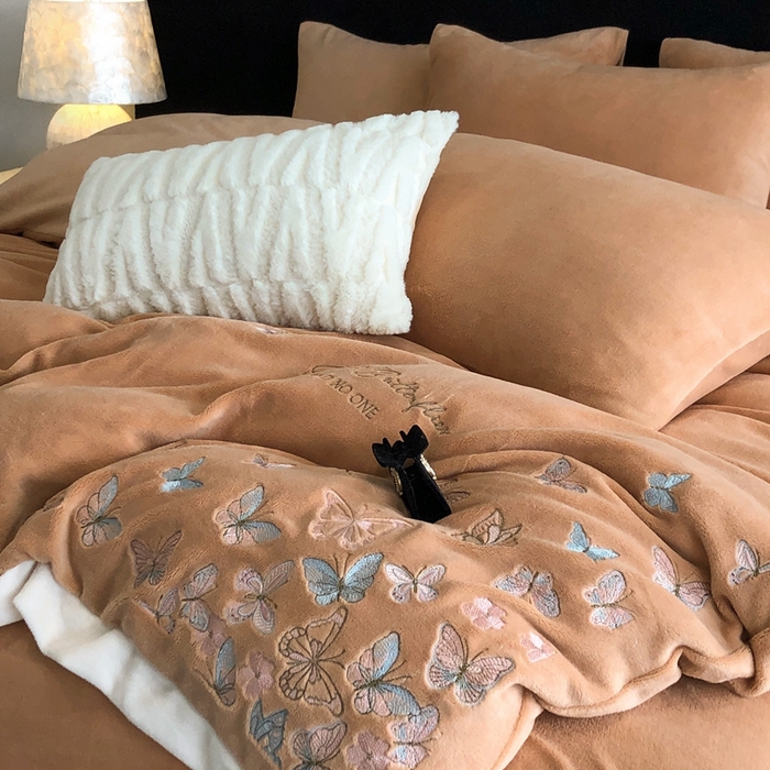 91家纺网 家纺一手货源 找家纺 新印象 2025秋冬新款宽边高克重牛奶绒绣花款四件套 蝶之舞-橙