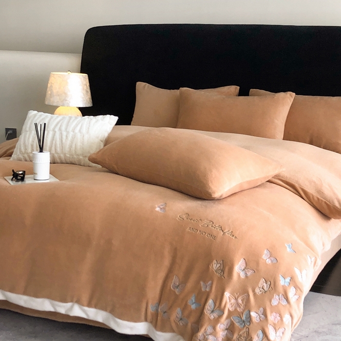 91家纺网 家纺一手货源 找家纺 新印象 2025秋冬新款宽边高克重牛奶绒绣花款四件套 蝶之舞-橙