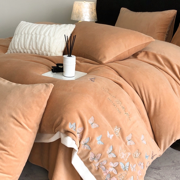 91家纺网 家纺一手货源 找家纺 新印象 2025秋冬新款宽边高克重牛奶绒绣花款四件套 蝶之舞-橙