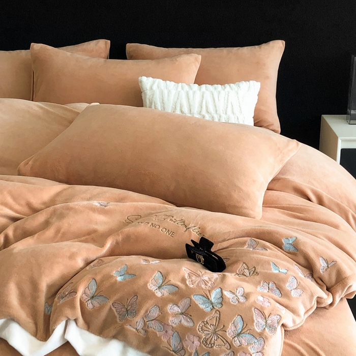 91家纺网 家纺一手货源 找家纺 新印象 2025秋冬新款宽边高克重牛奶绒绣花款四件套 蝶之舞-橙