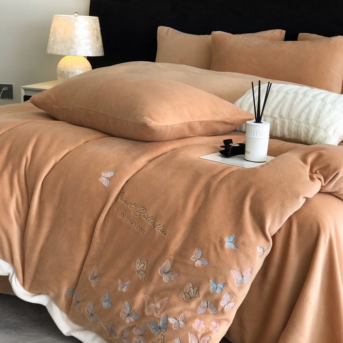 91家纺网 家纺一手货源 找家纺 新印象 2025秋冬新款宽边高克重牛奶绒绣花款四件套 蝶之舞-橙