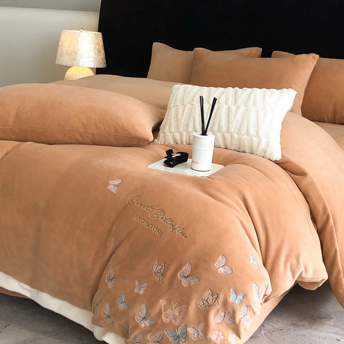 91家纺网 家纺一手货源 找家纺 新印象 2025秋冬新款宽边高克重牛奶绒绣花款四件套 蝶之舞-橙