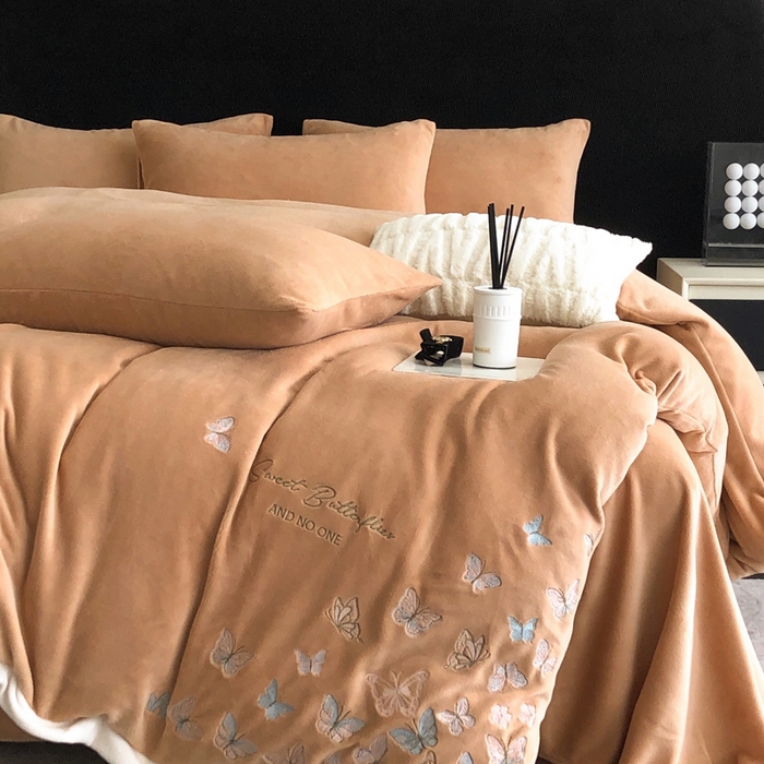 91家纺网 家纺一手货源 找家纺 新印象 2025秋冬新款宽边高克重牛奶绒绣花款四件套 蝶之舞-橙