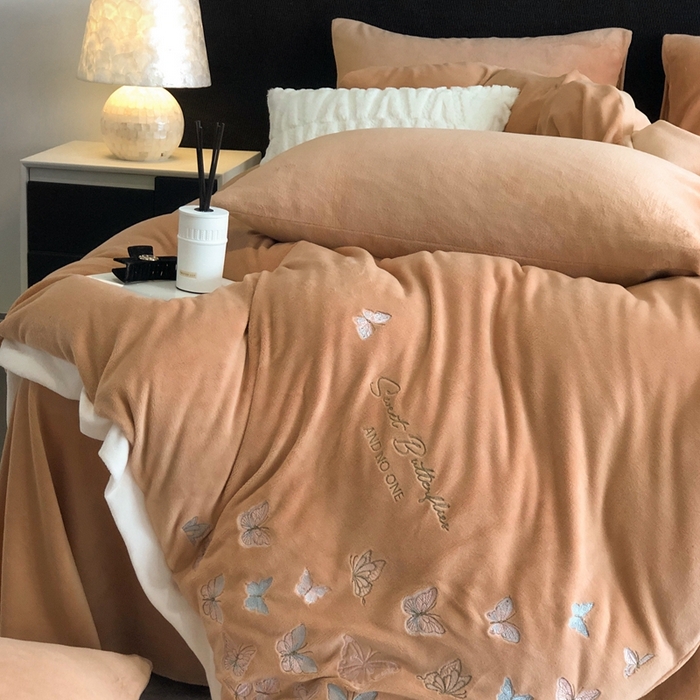 91家纺网 家纺一手货源 找家纺 新印象 2025秋冬新款宽边高克重牛奶绒绣花款四件套 蝶之舞-橙