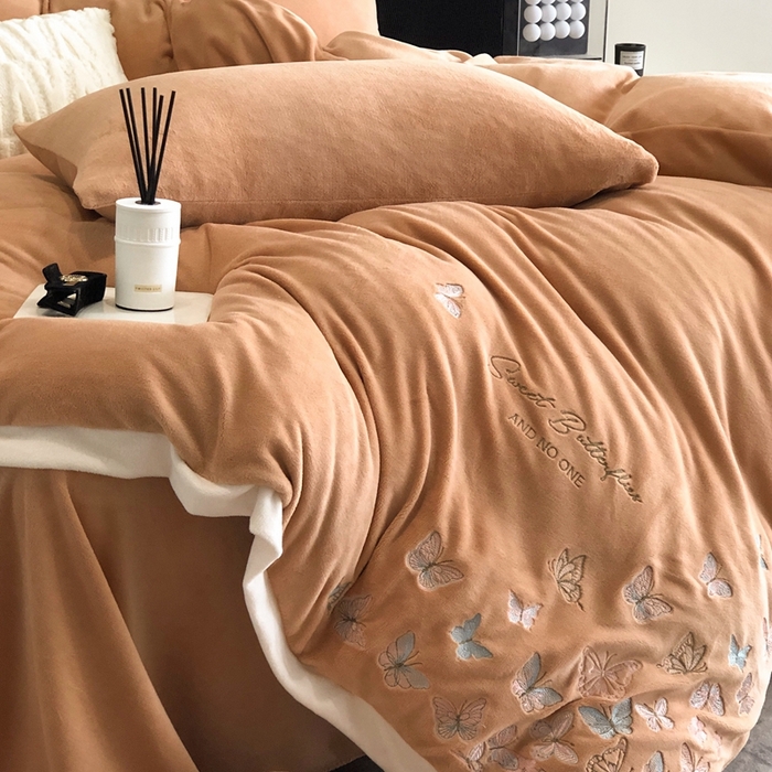 91家纺网 家纺一手货源 找家纺 新印象 2025秋冬新款宽边高克重牛奶绒绣花款四件套 蝶之舞-橙