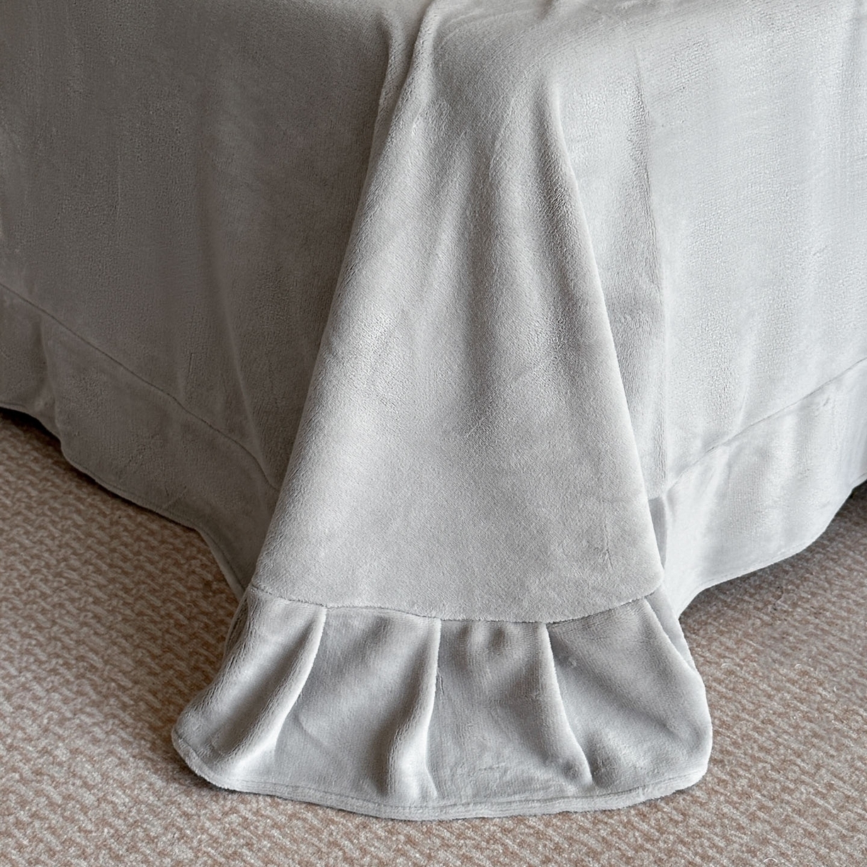 91家纺网 家纺一手货源 找家纺 爱家（原缔乐家纺） 2025新款A类牛奶雕花绒四件套 保罗-黑天鹅系列 黑天鹅-高雅灰