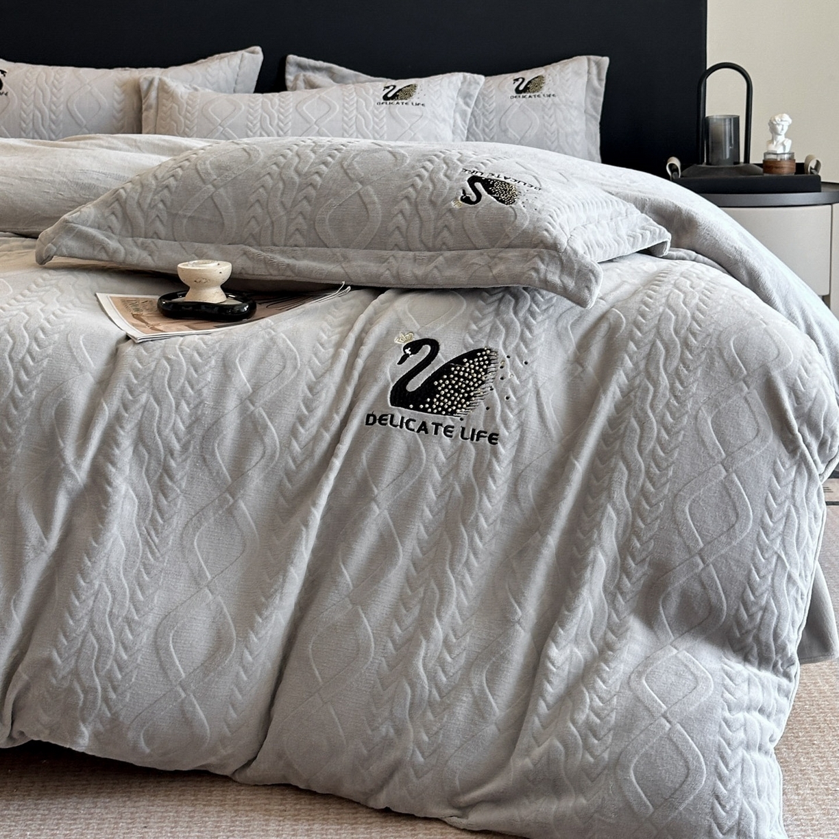 91家纺网 家纺一手货源 找家纺 爱家（原缔乐家纺） 2025新款A类牛奶雕花绒四件套 保罗-黑天鹅系列 黑天鹅-高雅灰