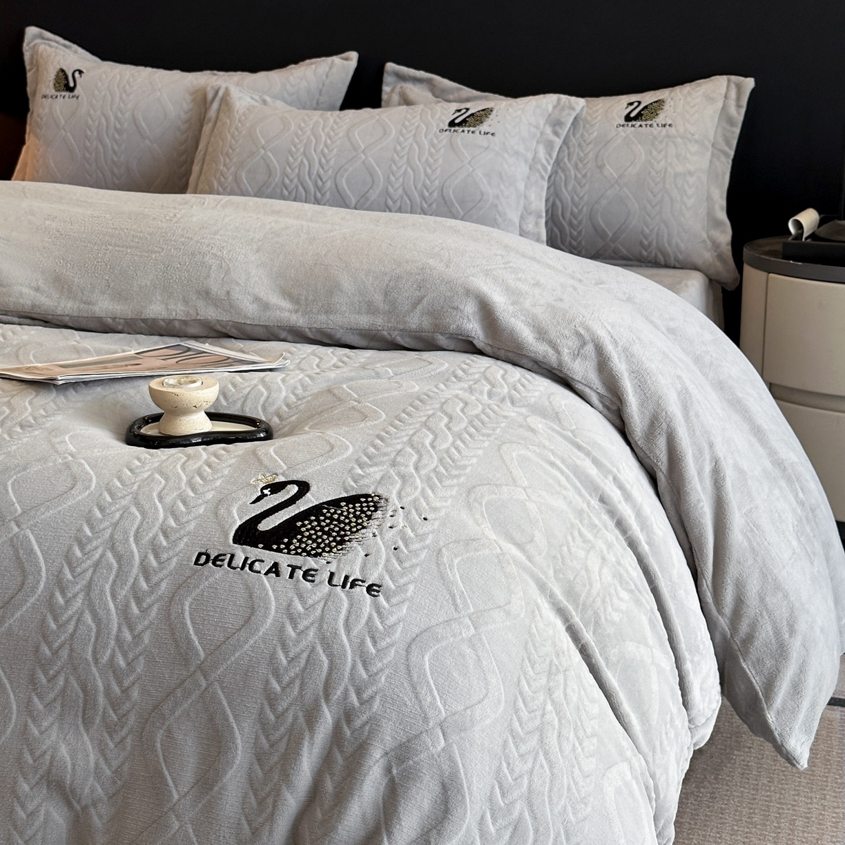 91家纺网 家纺一手货源 找家纺 爱家（原缔乐家纺） 2025新款A类牛奶雕花绒四件套 保罗-黑天鹅系列 黑天鹅-高雅灰