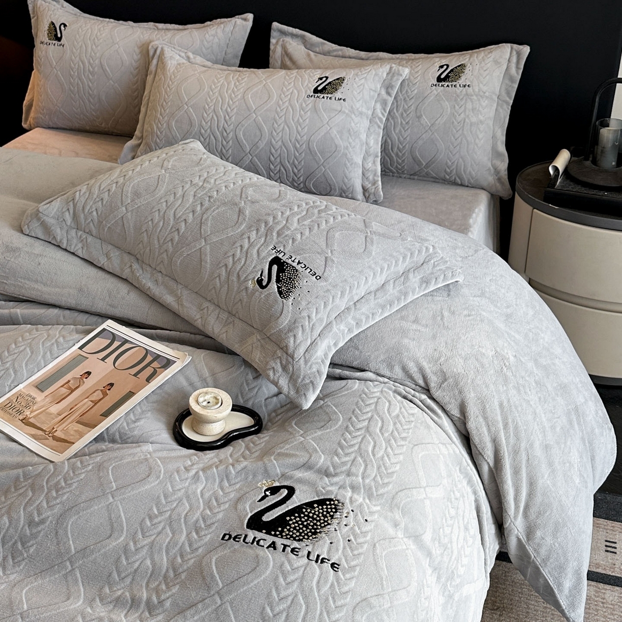 91家纺网 家纺一手货源 找家纺 爱家（原缔乐家纺） 2025新款A类牛奶雕花绒四件套 保罗-黑天鹅系列 黑天鹅-高雅灰