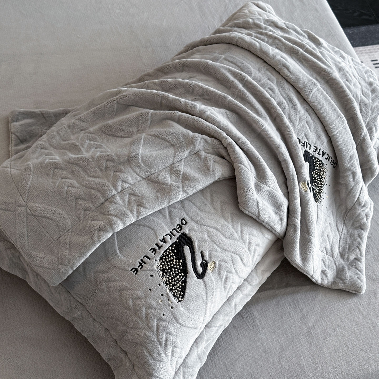 91家纺网 家纺一手货源 找家纺 爱家（原缔乐家纺） 2025新款A类牛奶雕花绒四件套 保罗-黑天鹅系列 黑天鹅-高雅灰