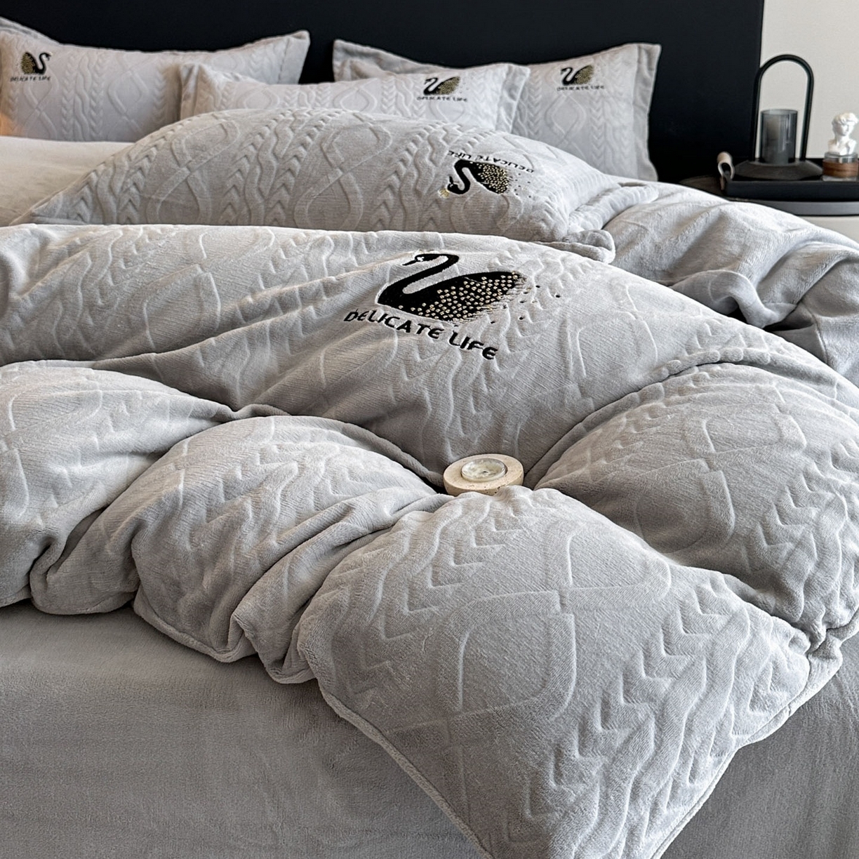 91家纺网 家纺一手货源 找家纺 爱家（原缔乐家纺） 2025新款A类牛奶雕花绒四件套 保罗-黑天鹅系列 黑天鹅-高雅灰