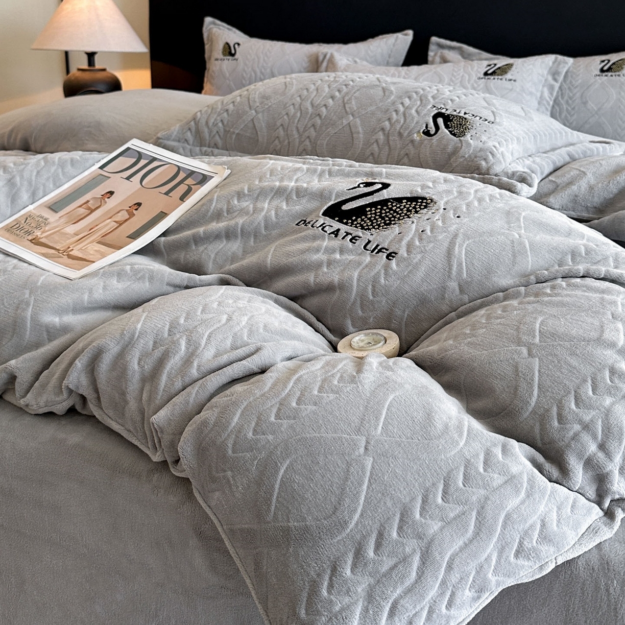 91家纺网 家纺一手货源 找家纺 爱家（原缔乐家纺） 2025新款A类牛奶雕花绒四件套 保罗-黑天鹅系列 黑天鹅-高雅灰