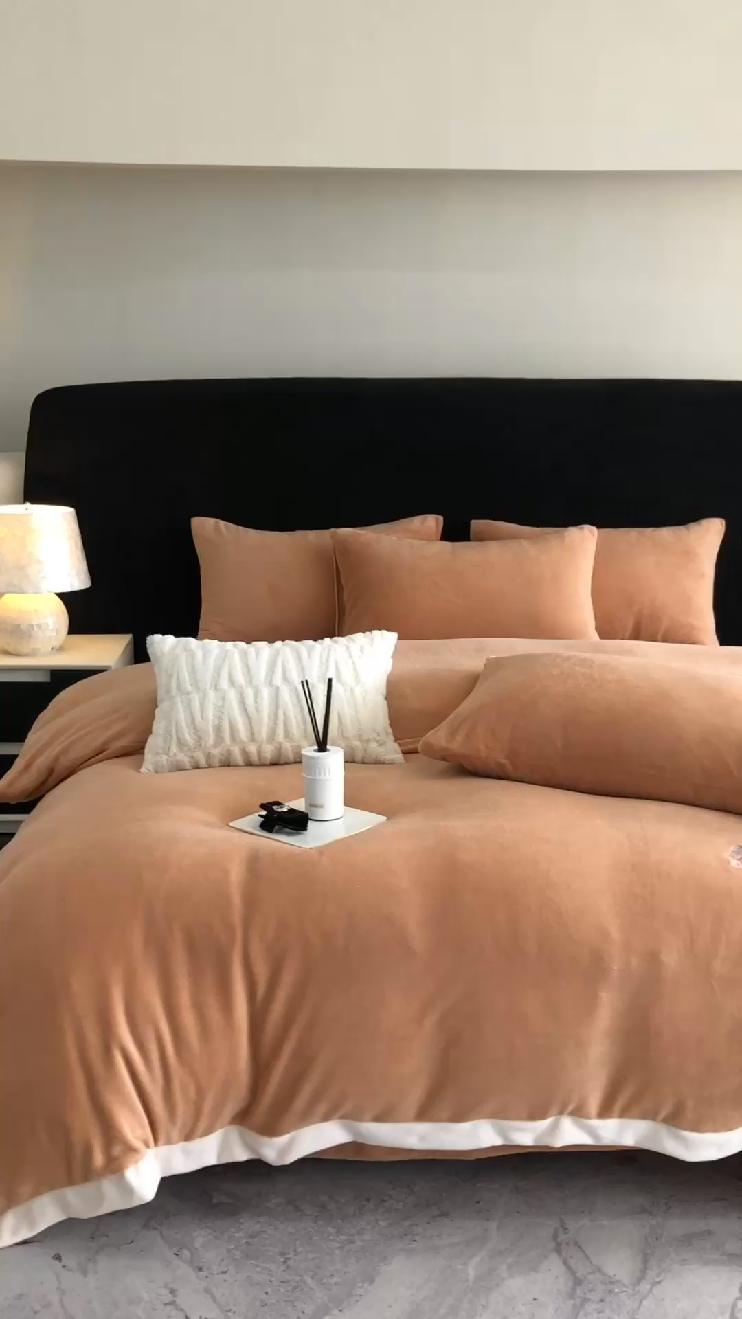 91家纺网 家纺一手货源 找家纺 新印象 2025秋冬新款宽边高克重牛奶绒绣花款四件套 蝶之舞-橙