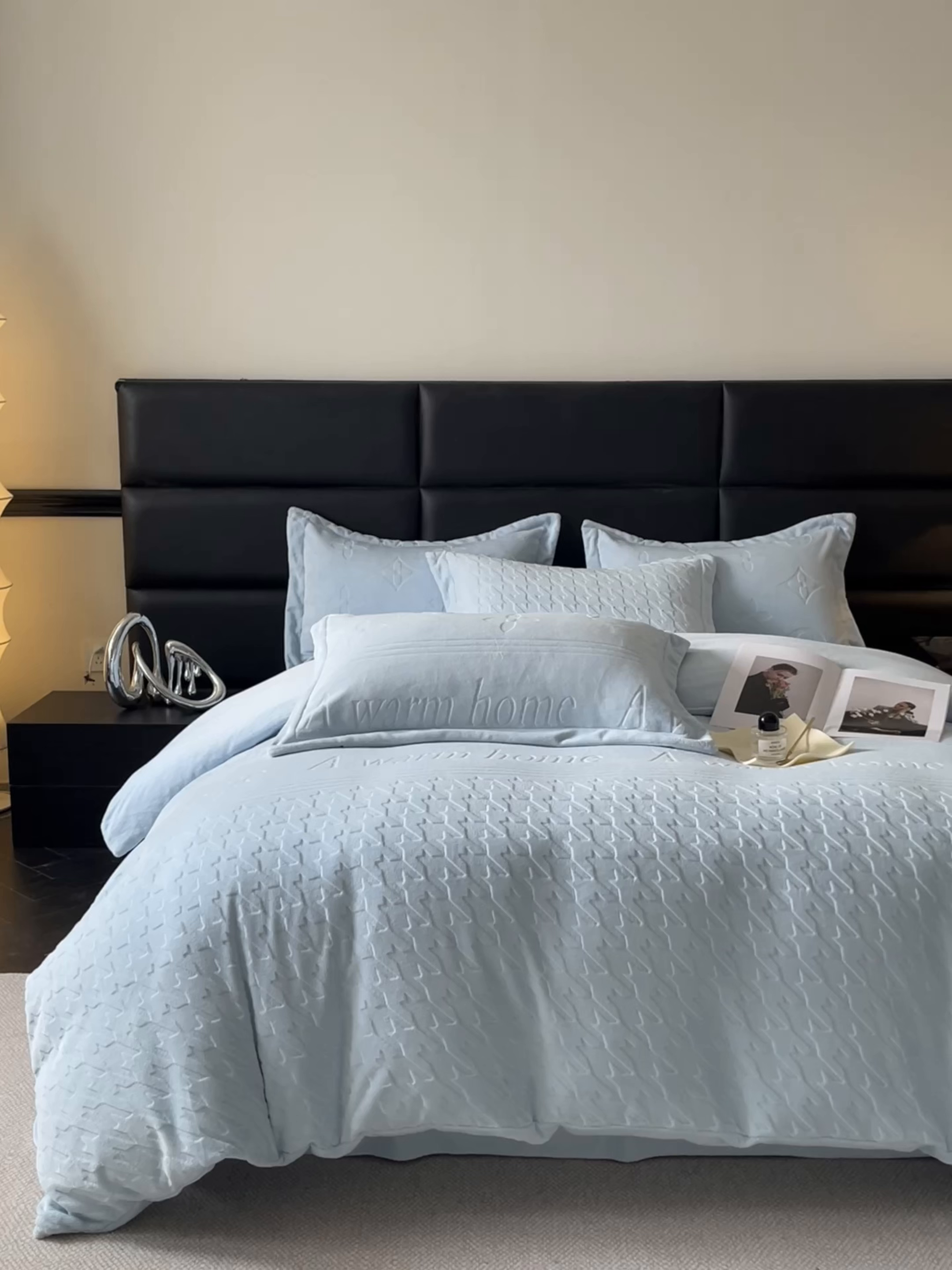 91家纺网 家纺一手货源 找家纺 爱家（原缔乐家纺） 2025新款A类牛奶雕花绒四件套 浪漫主义系列 浪漫主义-天空兰