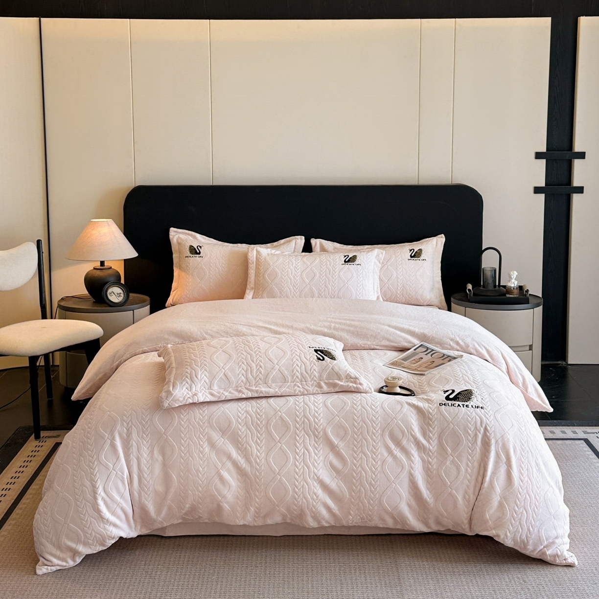 91家纺网 家纺一手货源 找家纺 爱家（原缔乐家纺） 2025新款A类牛奶雕花绒四件套 保罗-黑天鹅系列 黑天鹅-公主玉