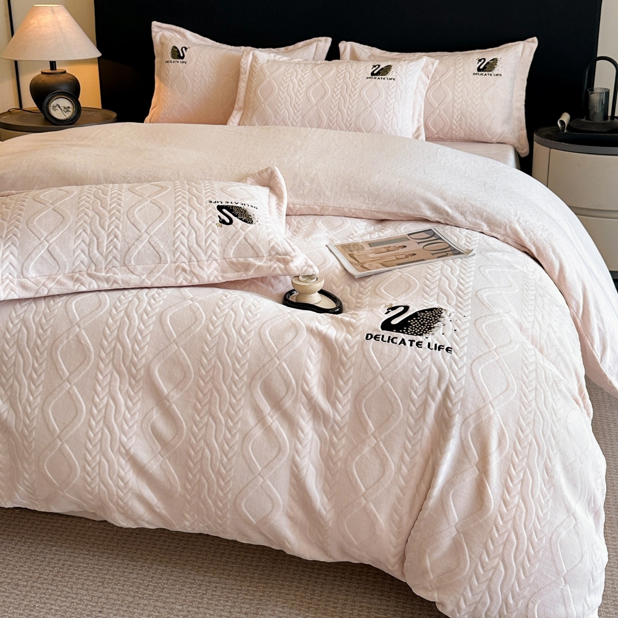 91家纺网 家纺一手货源 找家纺 爱家（原缔乐家纺） 2025新款A类牛奶雕花绒四件套 保罗-黑天鹅系列 黑天鹅-公主玉