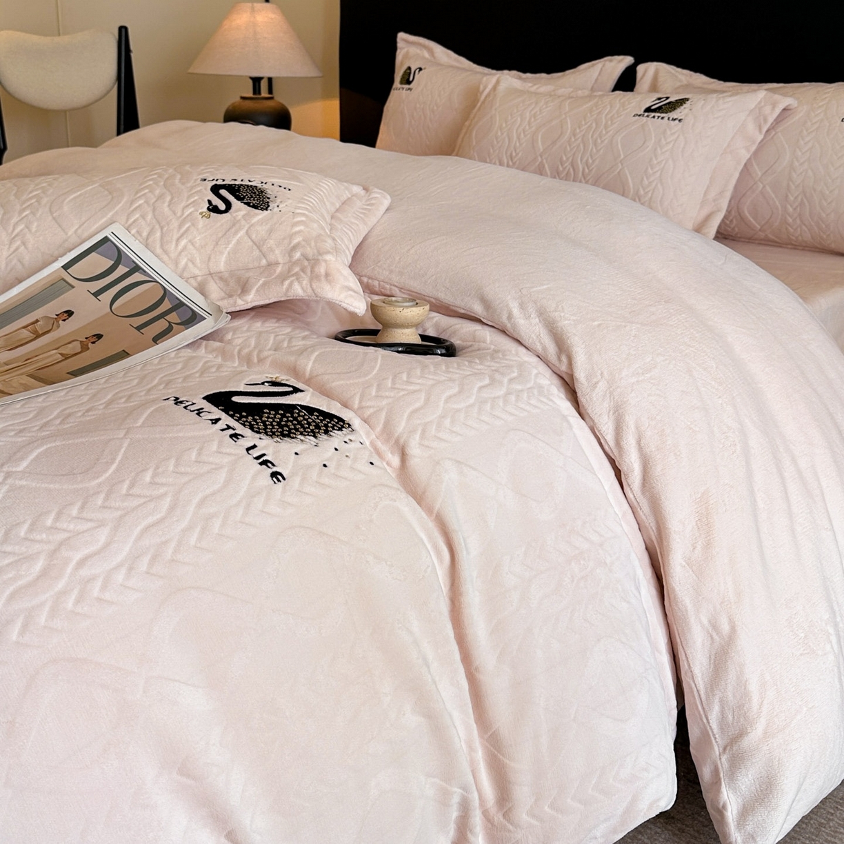 91家纺网 家纺一手货源 找家纺 爱家（原缔乐家纺） 2025新款A类牛奶雕花绒四件套 保罗-黑天鹅系列 黑天鹅-公主玉