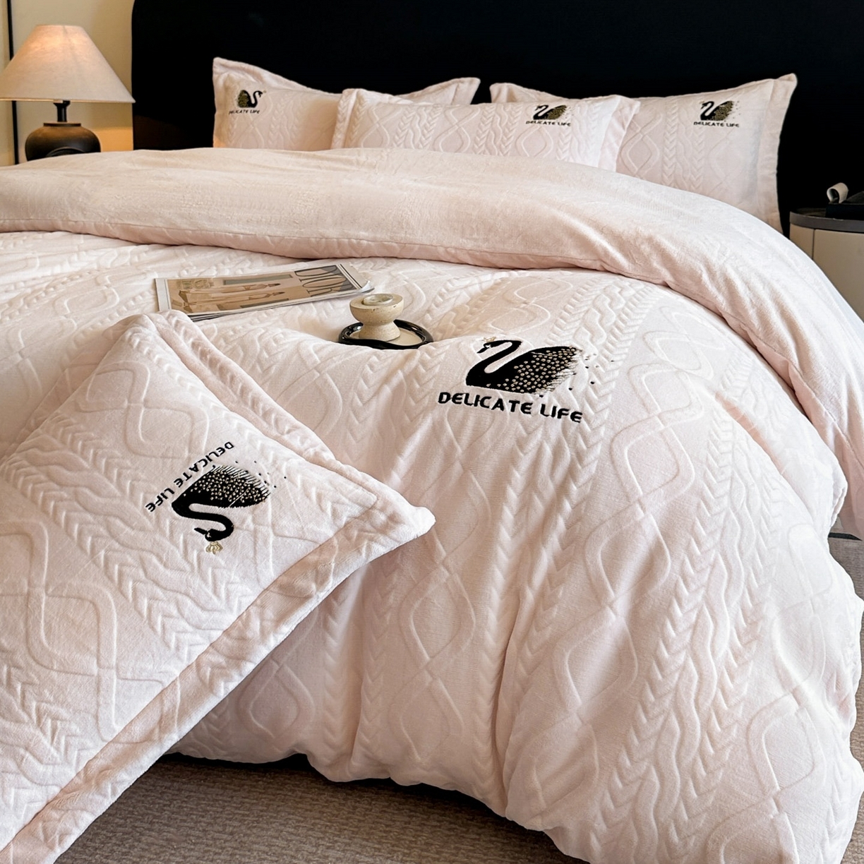 91家纺网 家纺一手货源 找家纺 爱家（原缔乐家纺） 2025新款A类牛奶雕花绒四件套 保罗-黑天鹅系列 黑天鹅-公主玉