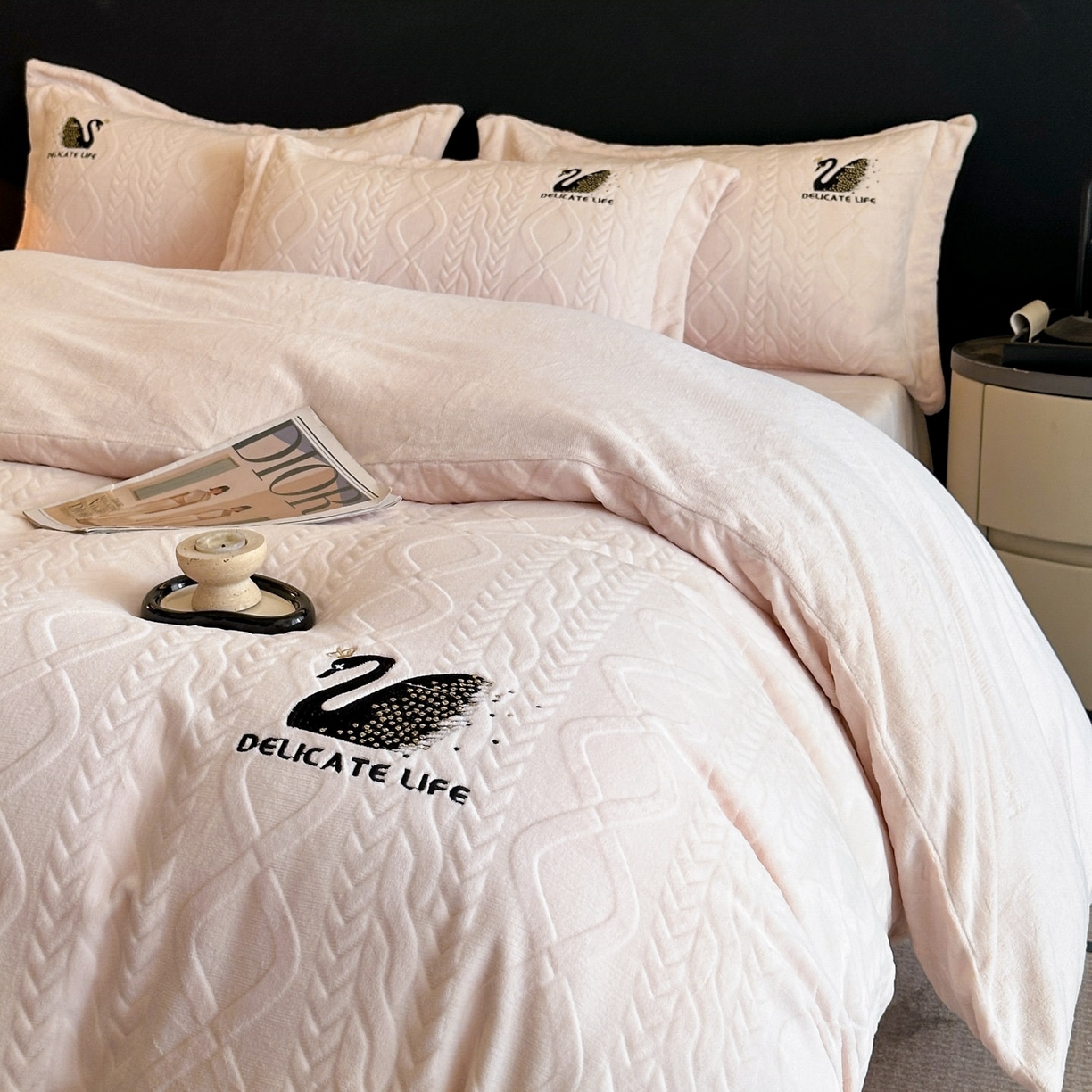 91家纺网 家纺一手货源 找家纺 爱家（原缔乐家纺） 2025新款A类牛奶雕花绒四件套 保罗-黑天鹅系列 黑天鹅-公主玉