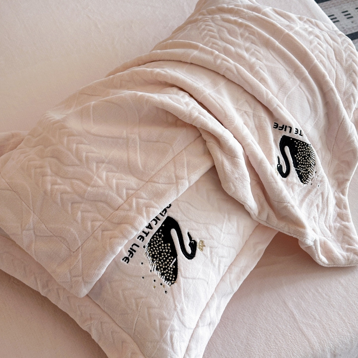 91家纺网 家纺一手货源 找家纺 爱家（原缔乐家纺） 2025新款A类牛奶雕花绒四件套 保罗-黑天鹅系列 黑天鹅-公主玉