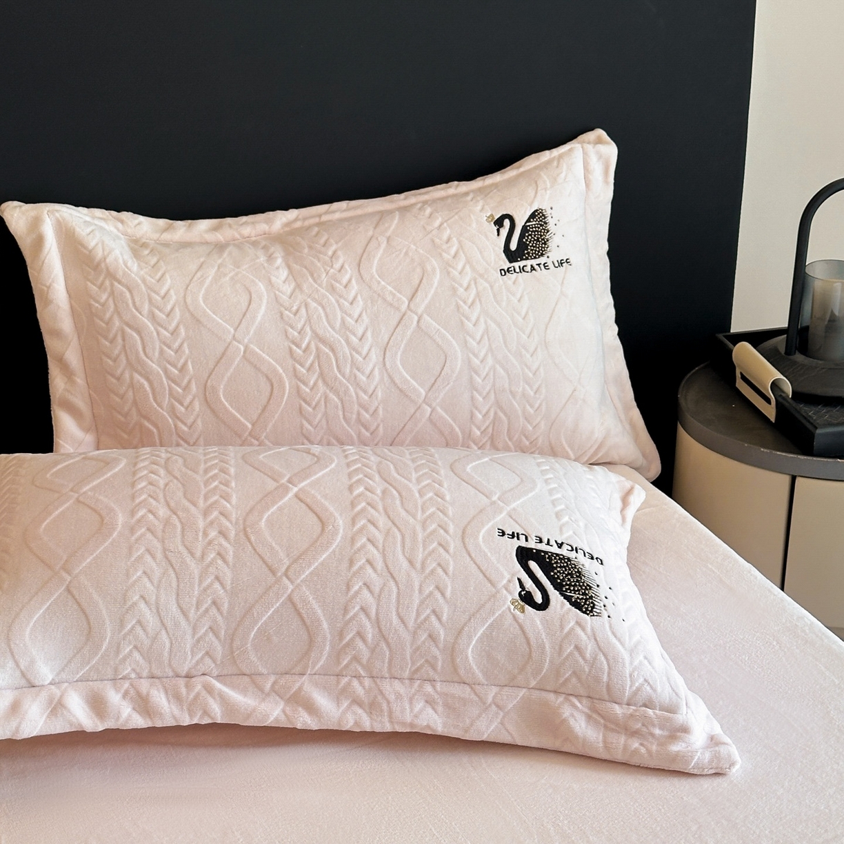 91家纺网 家纺一手货源 找家纺 爱家（原缔乐家纺） 2025新款A类牛奶雕花绒四件套 保罗-黑天鹅系列 黑天鹅-公主玉