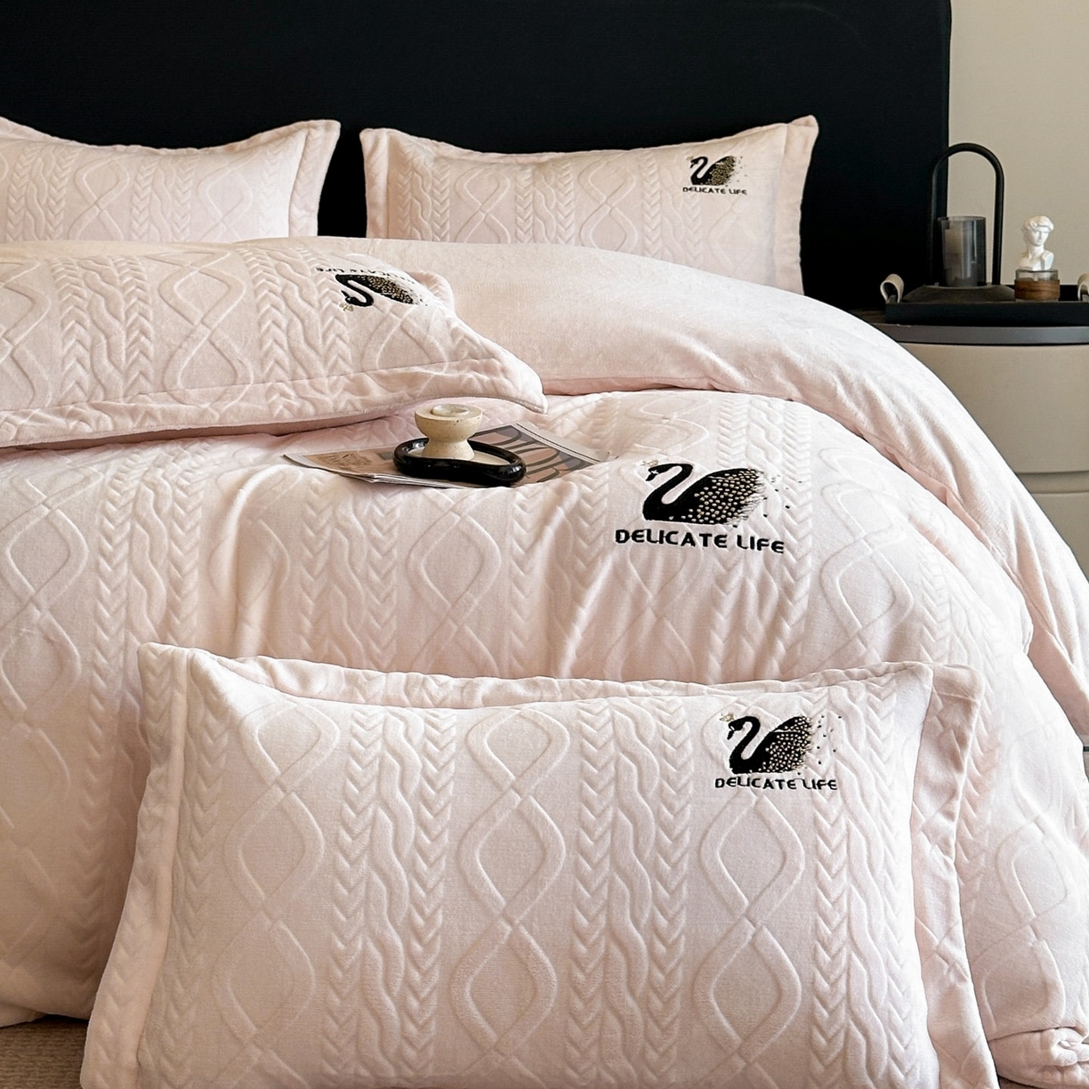 91家纺网 家纺一手货源 找家纺 爱家（原缔乐家纺） 2025新款A类牛奶雕花绒四件套 保罗-黑天鹅系列 黑天鹅-公主玉