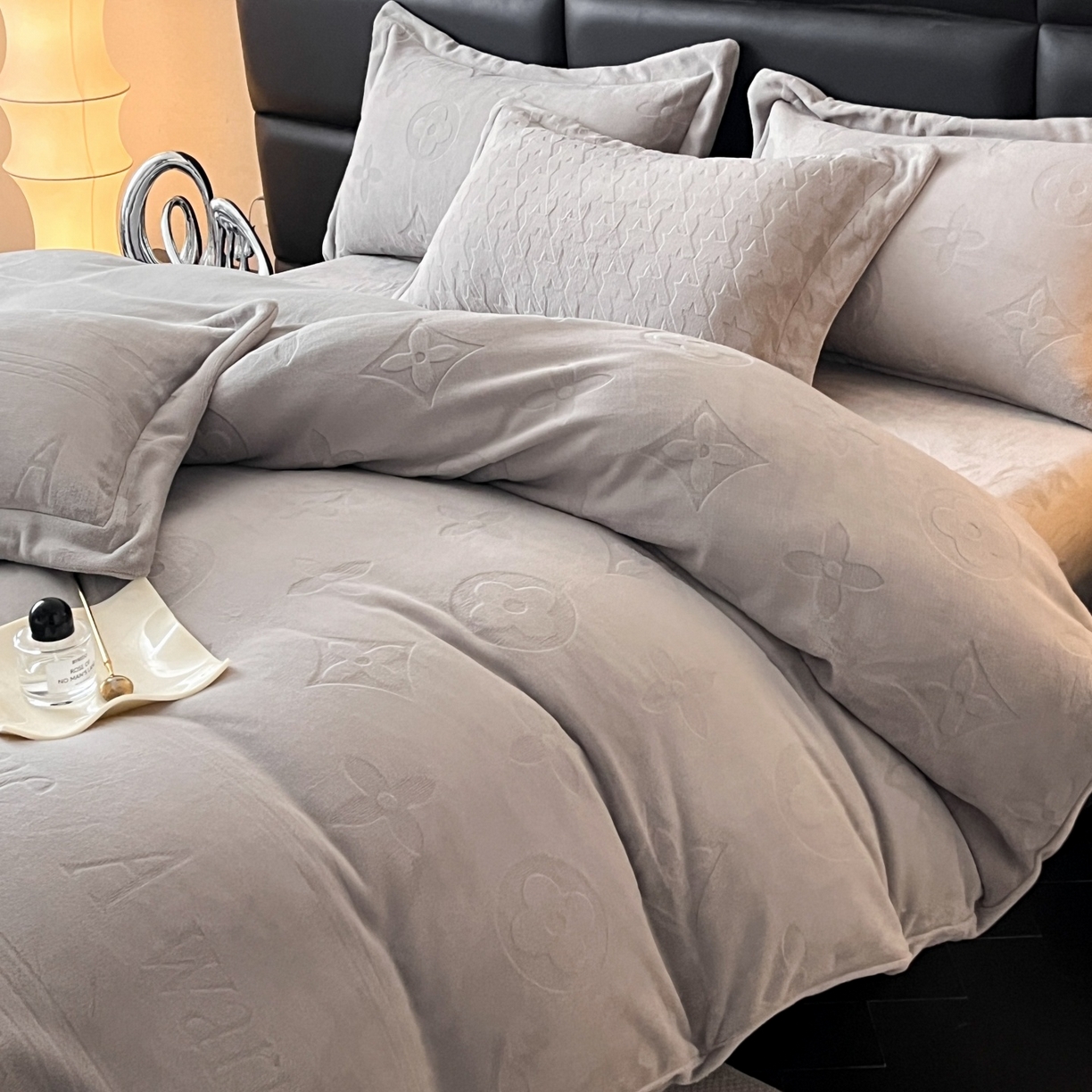 91家纺网 家纺一手货源 找家纺 爱家（原缔乐家纺） 2025新款A类牛奶雕花绒四件套 浪漫主义系列 浪漫主义-星空灰