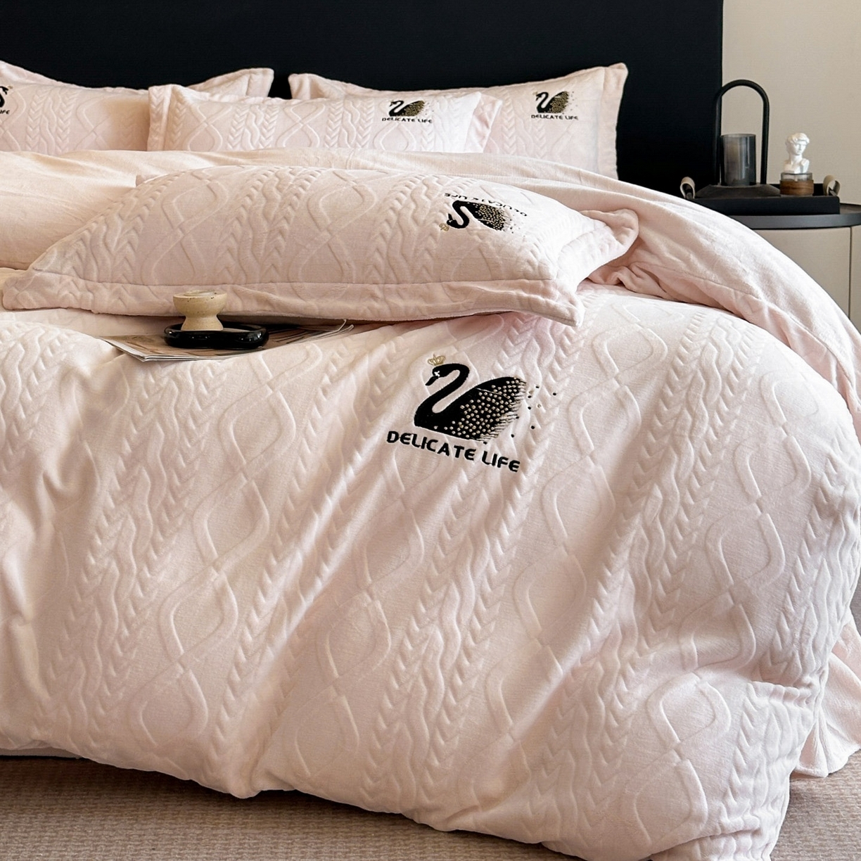 91家纺网 家纺一手货源 找家纺 爱家（原缔乐家纺） 2025新款A类牛奶雕花绒四件套 保罗-黑天鹅系列 黑天鹅-公主玉