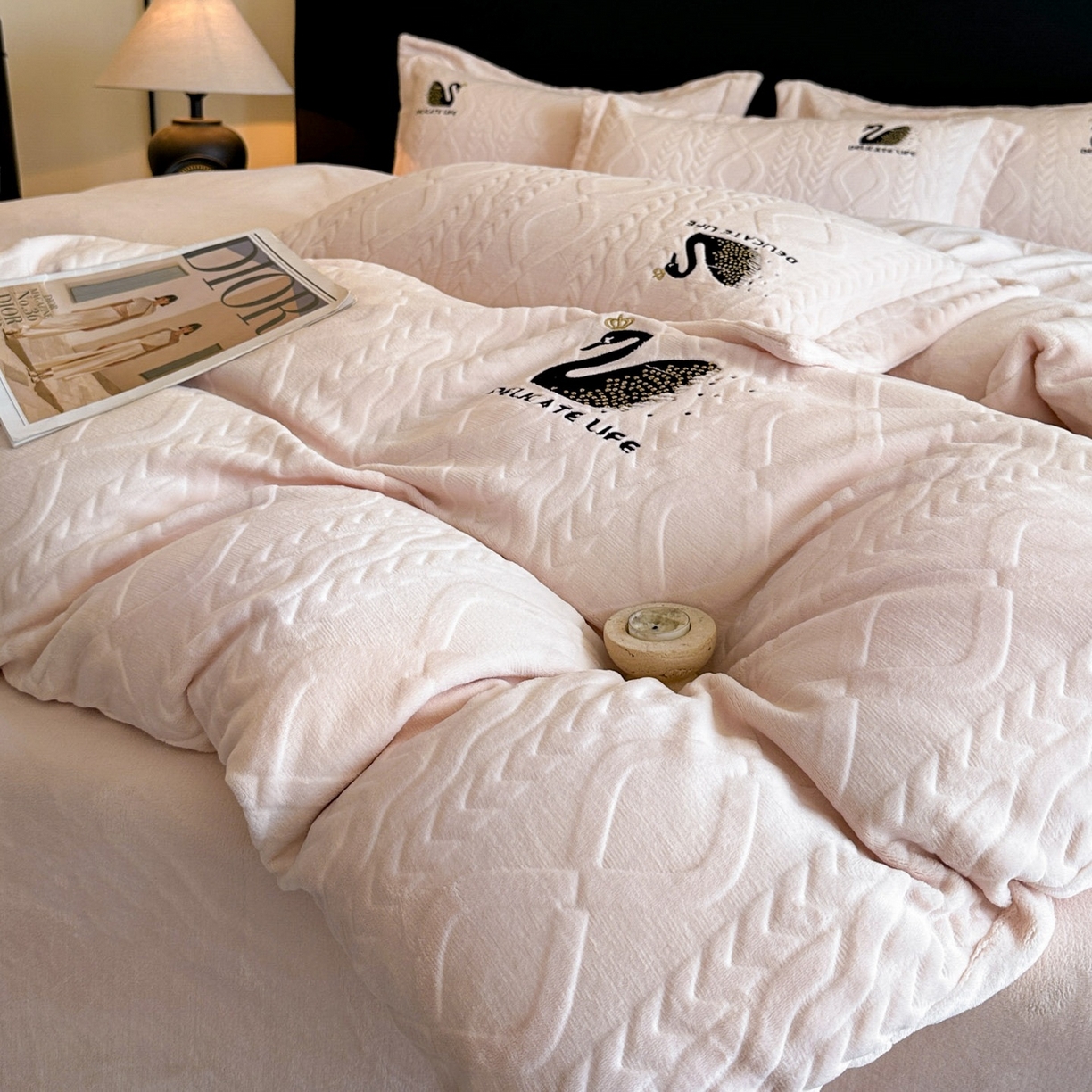 91家纺网 家纺一手货源 找家纺 爱家（原缔乐家纺） 2025新款A类牛奶雕花绒四件套 保罗-黑天鹅系列 黑天鹅-公主玉