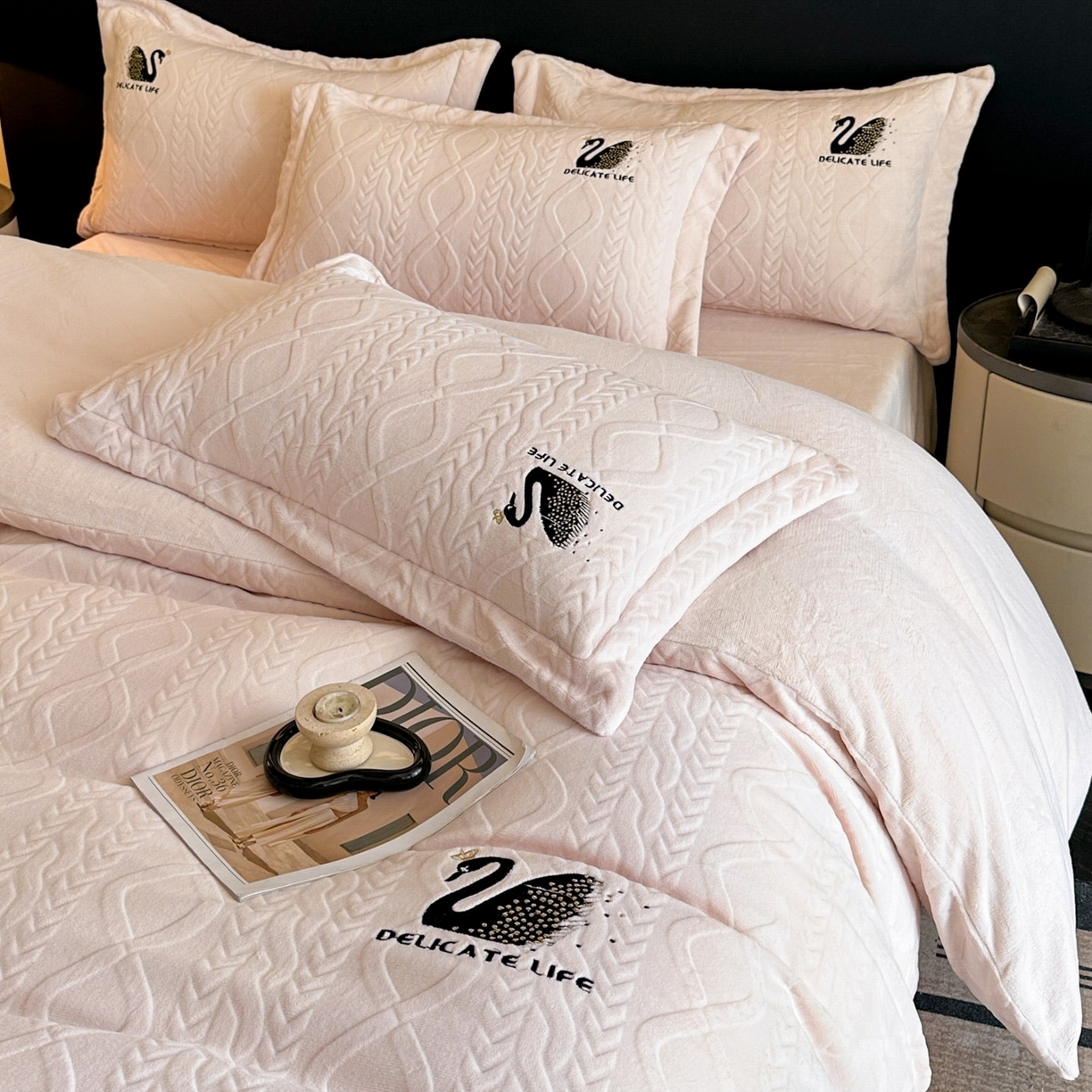 91家纺网 家纺一手货源 找家纺 爱家（原缔乐家纺） 2025新款A类牛奶雕花绒四件套 保罗-黑天鹅系列 黑天鹅-公主玉