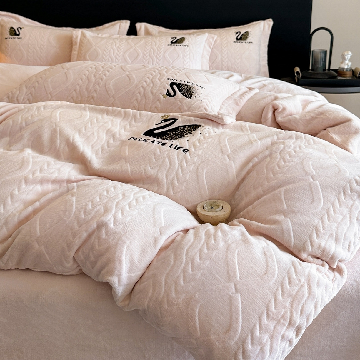 91家纺网 家纺一手货源 找家纺 爱家（原缔乐家纺） 2025新款A类牛奶雕花绒四件套 保罗-黑天鹅系列 黑天鹅-公主玉