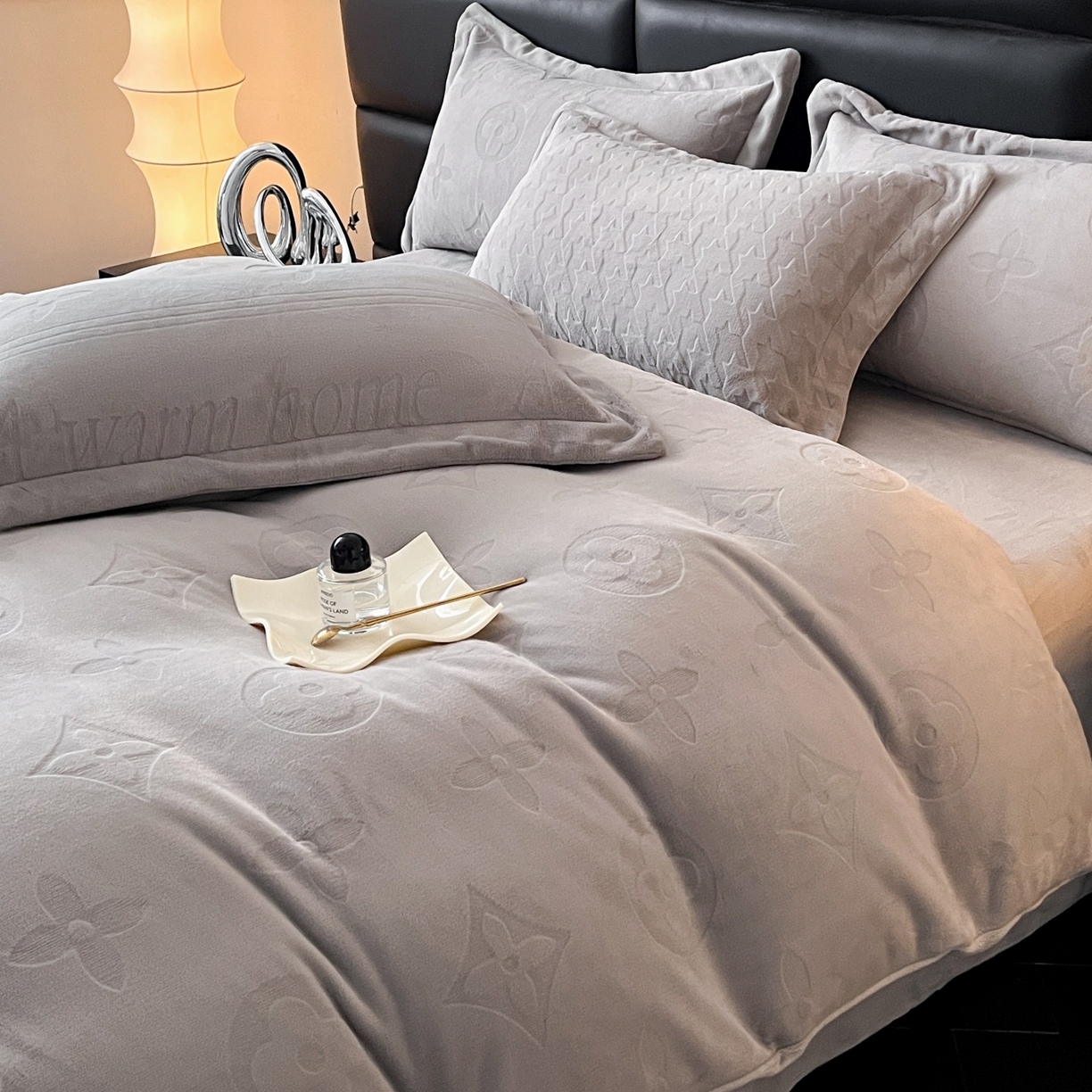 91家纺网 家纺一手货源 找家纺 爱家（原缔乐家纺） 2025新款A类牛奶雕花绒四件套 浪漫主义系列 浪漫主义-星空灰