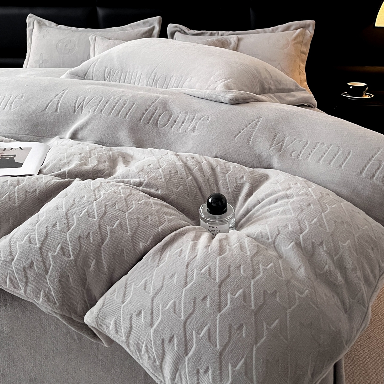 91家纺网 家纺一手货源 找家纺 爱家（原缔乐家纺） 2025新款A类牛奶雕花绒四件套 浪漫主义系列 浪漫主义-星空灰