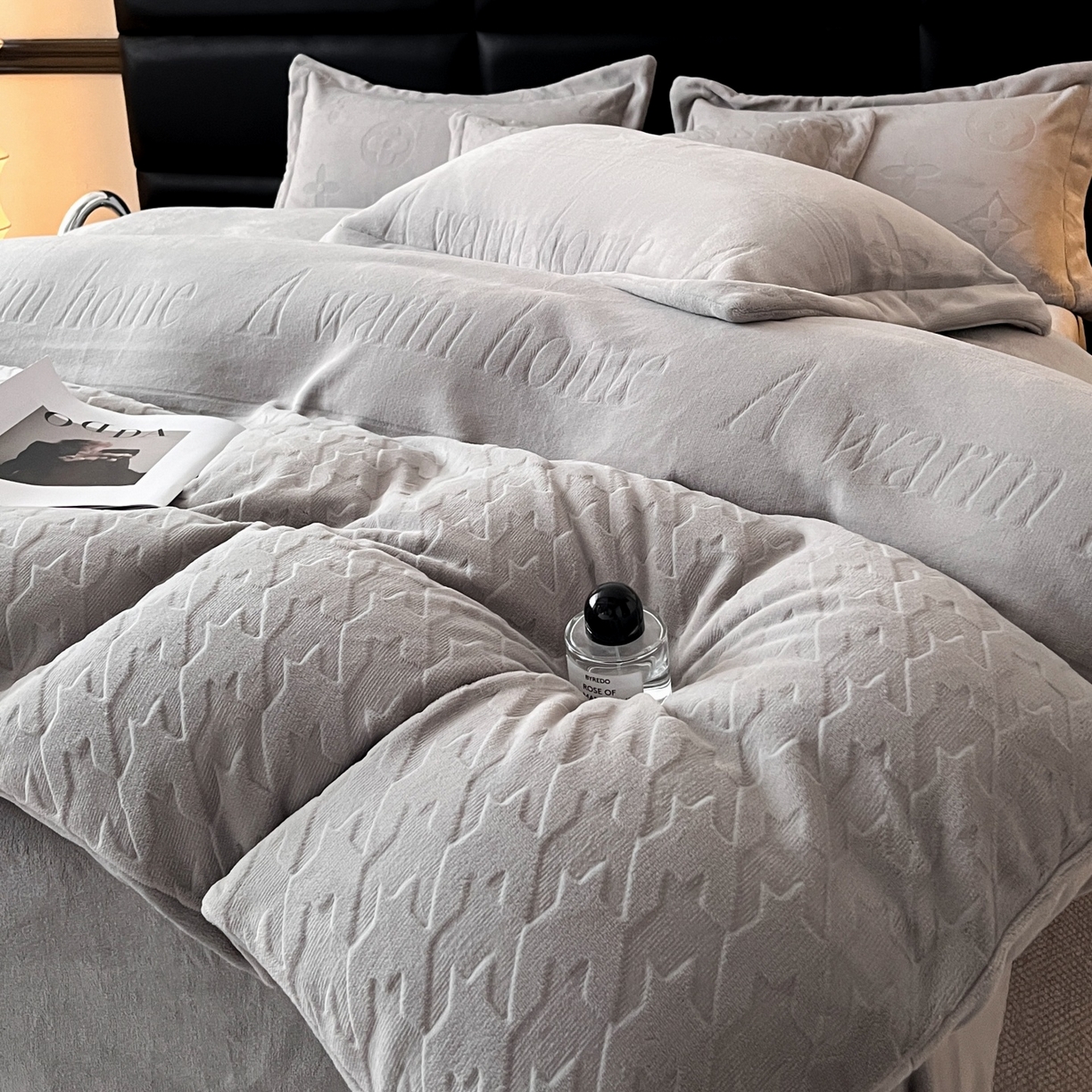 91家纺网 家纺一手货源 找家纺 爱家（原缔乐家纺） 2025新款A类牛奶雕花绒四件套 浪漫主义系列 浪漫主义-星空灰