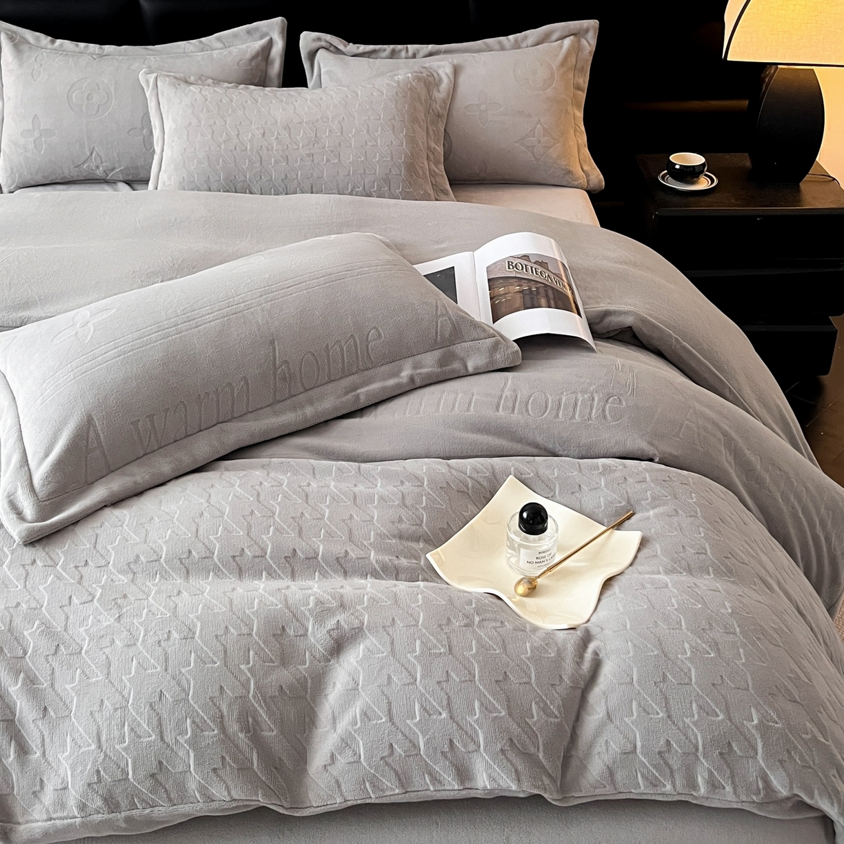 91家纺网 家纺一手货源 找家纺 爱家（原缔乐家纺） 2025新款A类牛奶雕花绒四件套 浪漫主义系列 浪漫主义-星空灰