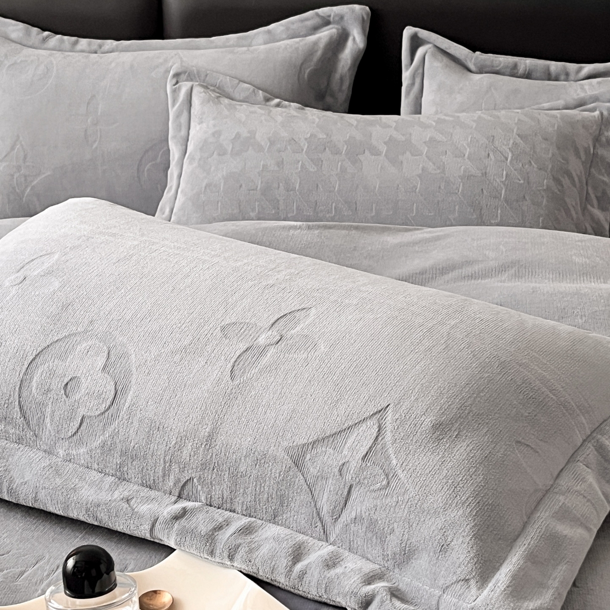 91家纺网 家纺一手货源 找家纺 爱家（原缔乐家纺） 2025新款A类牛奶雕花绒四件套 浪漫主义系列 浪漫主义-星空灰