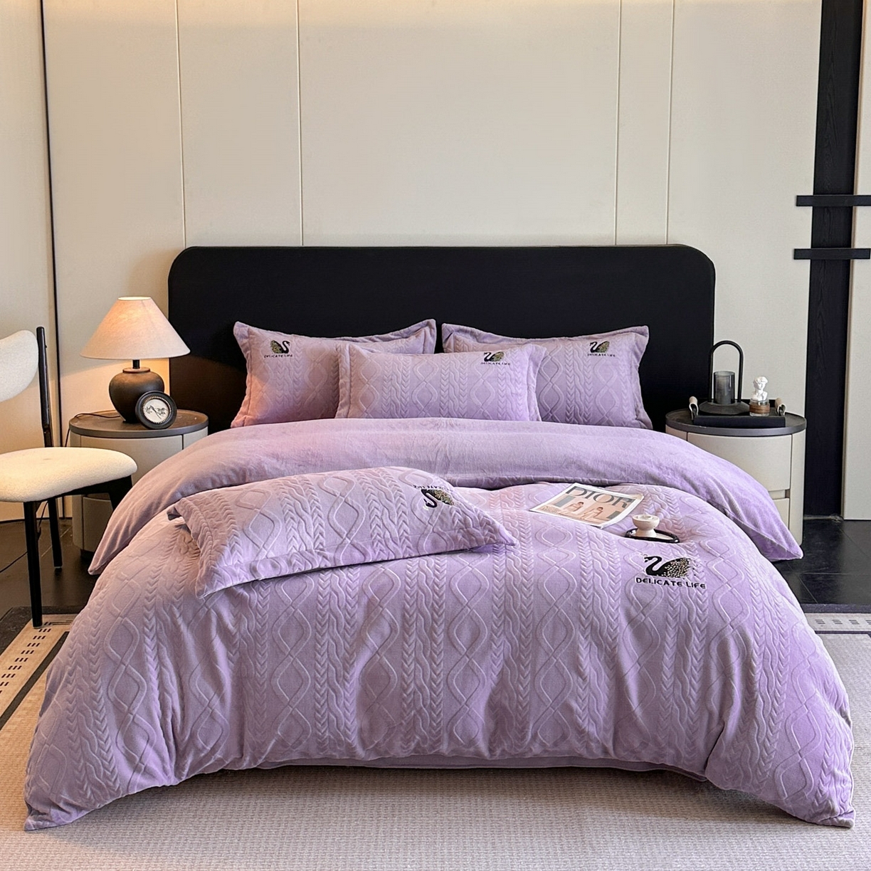 91家纺网 家纺一手货源 找家纺 爱家（原缔乐家纺） 2025新款A类牛奶雕花绒四件套 保罗-黑天鹅系列 黑天鹅-梦幻紫