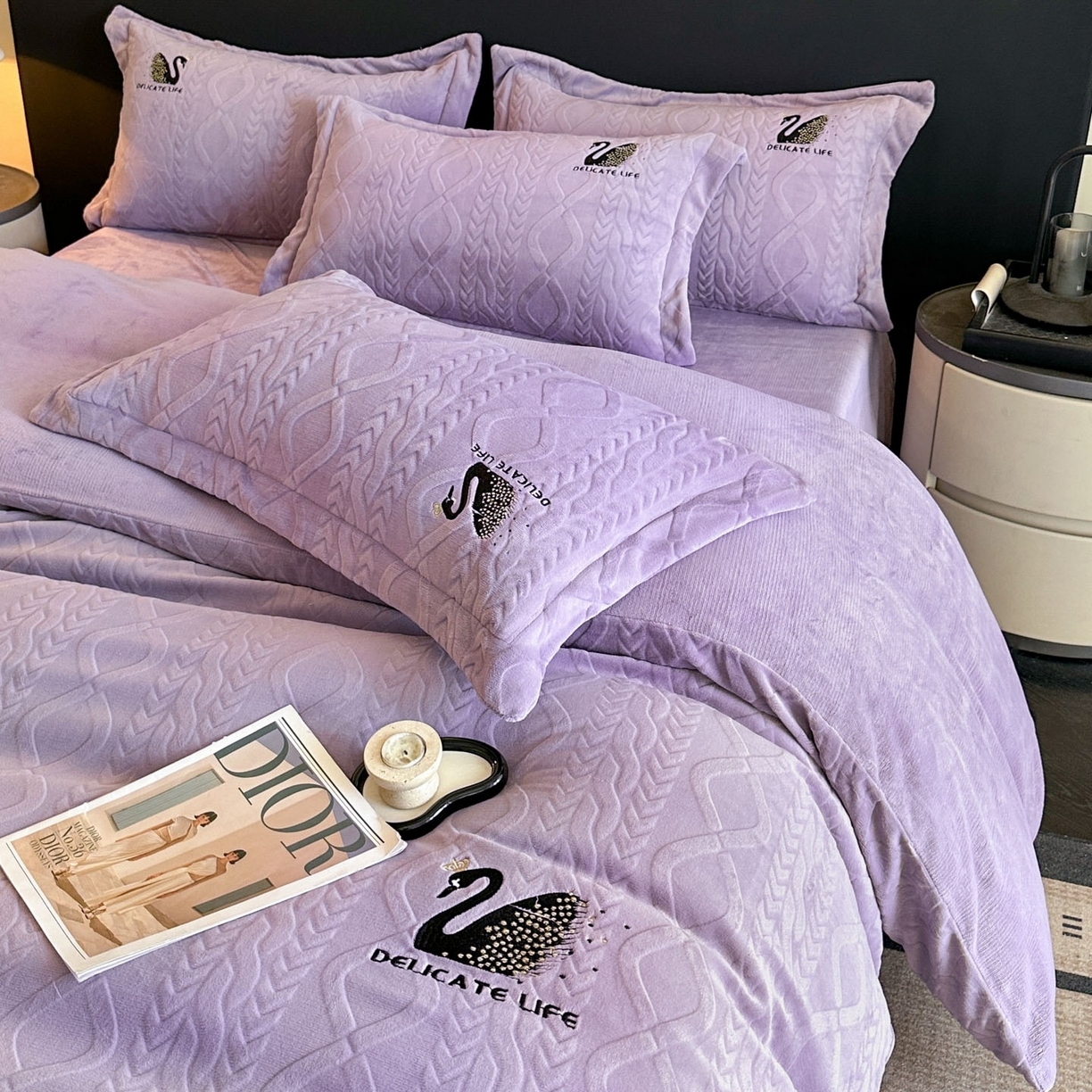 91家纺网 家纺一手货源 找家纺 爱家（原缔乐家纺） 2025新款A类牛奶雕花绒四件套 保罗-黑天鹅系列 黑天鹅-梦幻紫