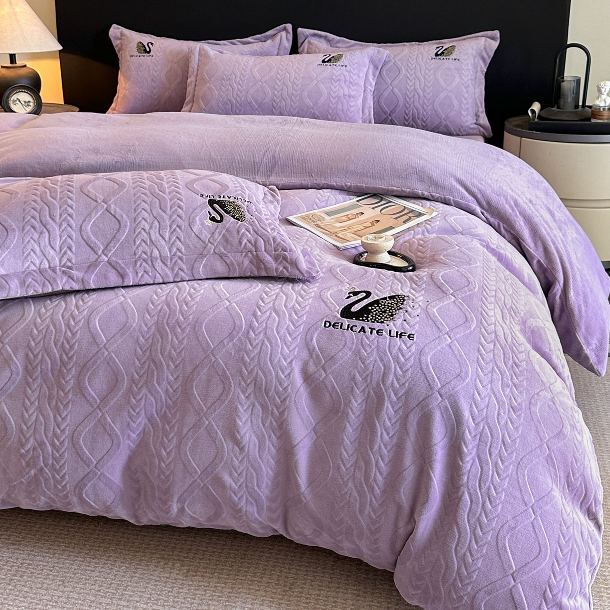 91家纺网 家纺一手货源 找家纺 爱家（原缔乐家纺） 2025新款A类牛奶雕花绒四件套 保罗-黑天鹅系列 黑天鹅-梦幻紫