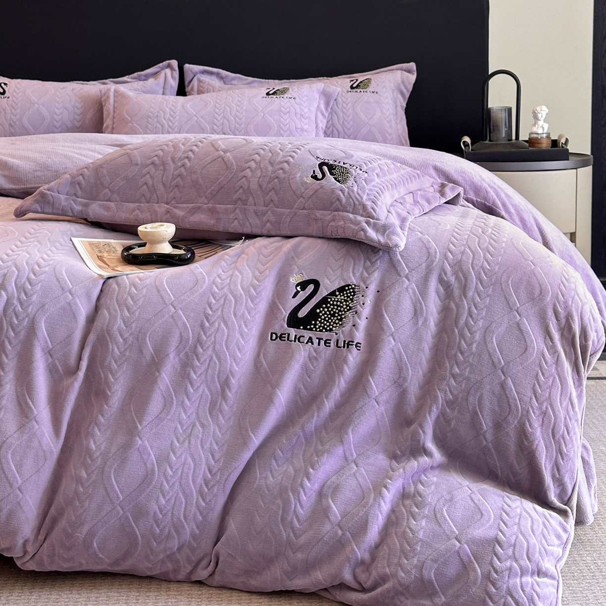 91家纺网 家纺一手货源 找家纺 爱家（原缔乐家纺） 2025新款A类牛奶雕花绒四件套 保罗-黑天鹅系列 黑天鹅-梦幻紫