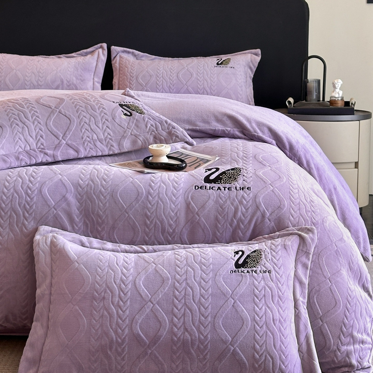 91家纺网 家纺一手货源 找家纺 爱家（原缔乐家纺） 2025新款A类牛奶雕花绒四件套 保罗-黑天鹅系列 黑天鹅-梦幻紫